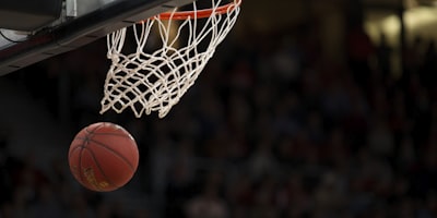 NBA西部决赛湖人队对阵勇士队比赛直播画面 - 詹姆斯持球进攻精彩瞬间