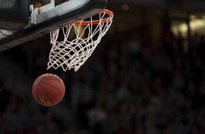 NBA总决赛第七场直播画面 - 洛杉矶湖人队对阵波士顿凯尔特人队的激烈比赛现场